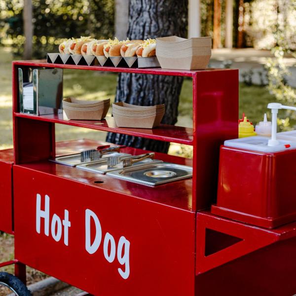 karotsi me hot dog cart